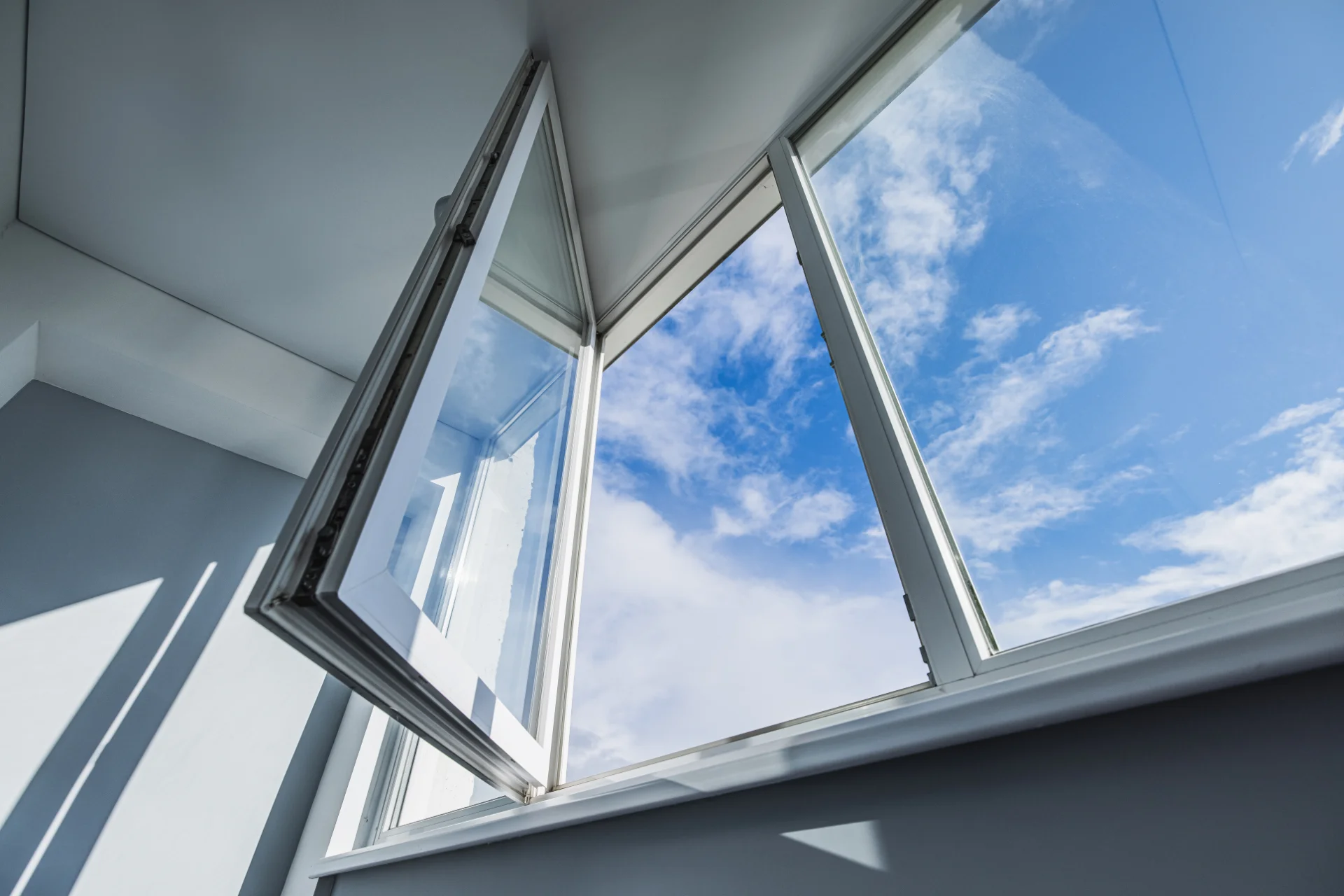 VLX 80 Casement Window in Miami Beach, FL | TruePane Windows & Doors - detail 1
